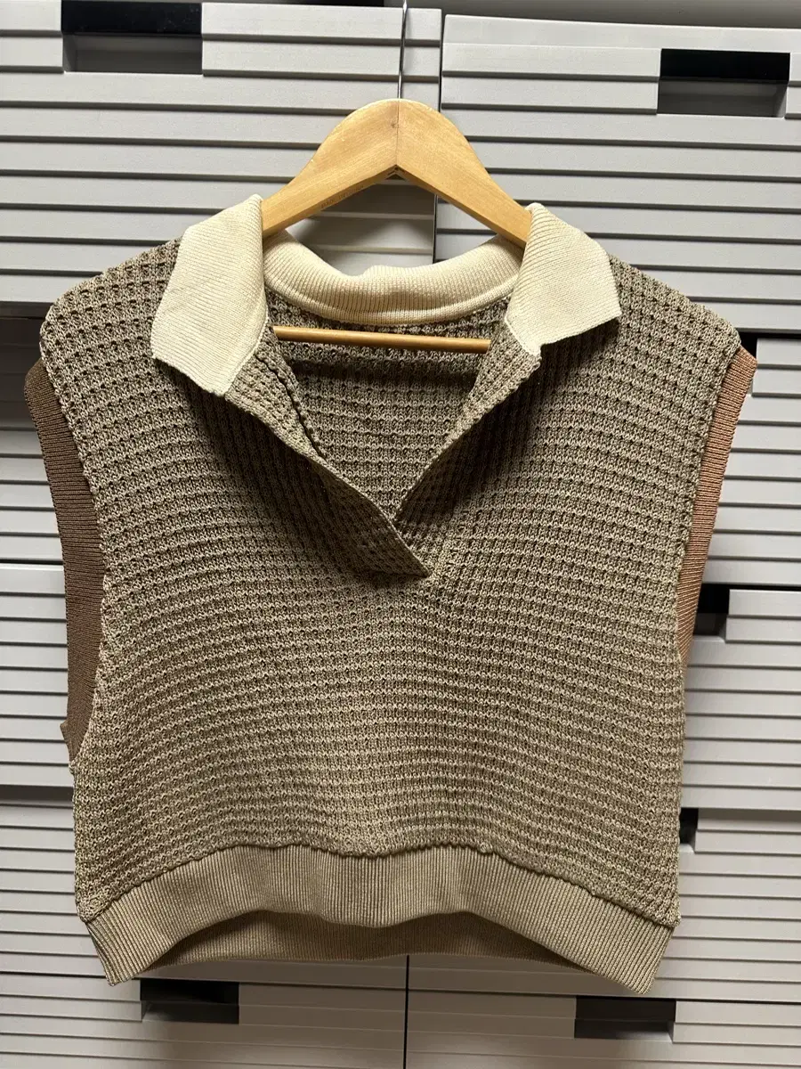 Brown color-blocked knit vest