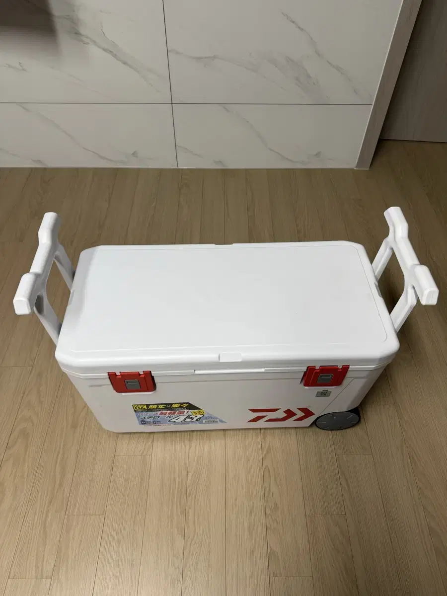 We are selling a 43-liter icebox from Daewoo.