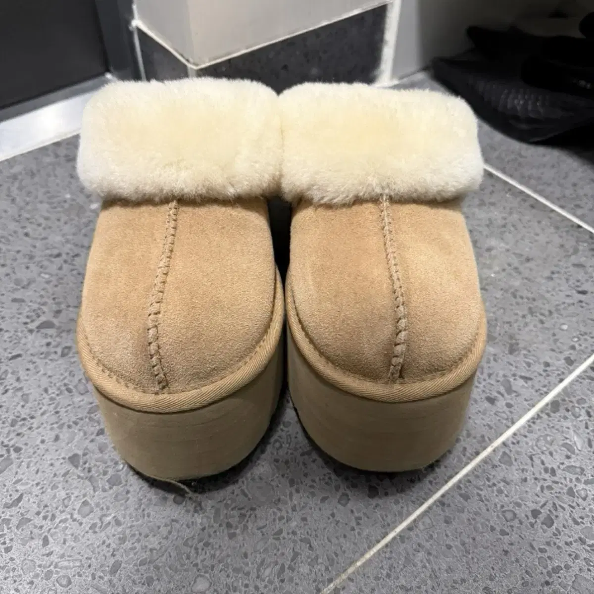 UGG 플랫폼 슬리퍼 240