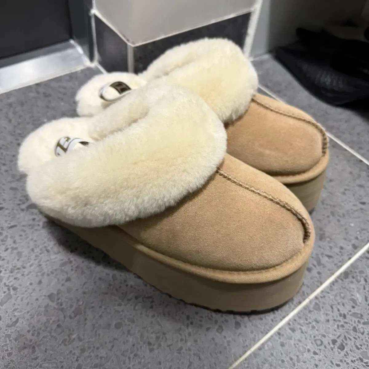 UGG 플랫폼 슬리퍼 240