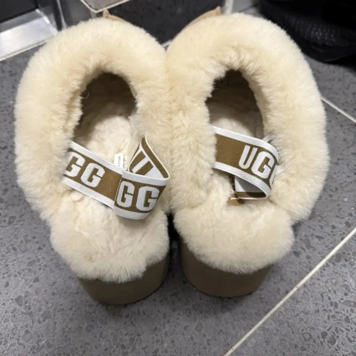 UGG 플랫폼 슬리퍼 240