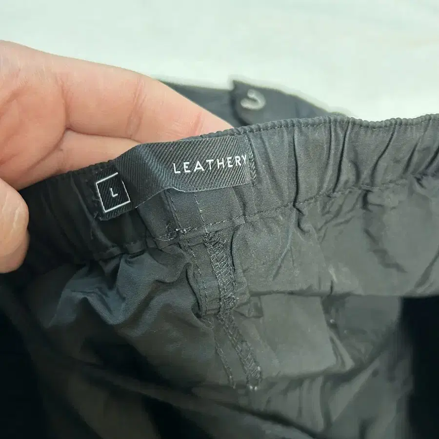 LEATHERY 우븐 카고 조거팬츠