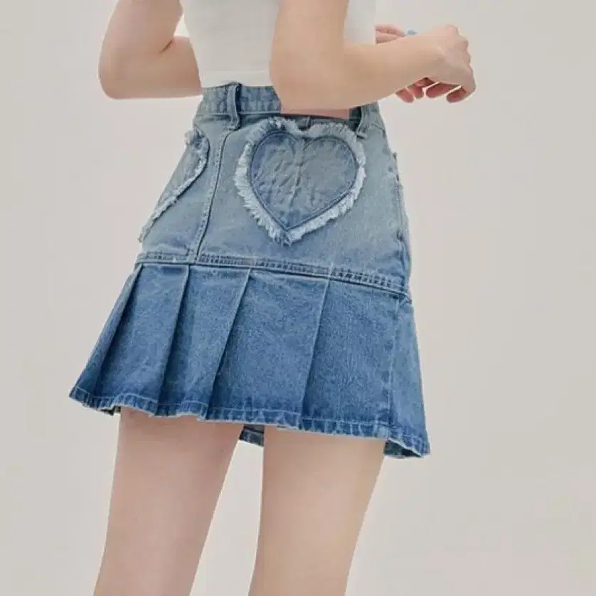 (택포) 하트클럽 Heart Pleats Denim Skirt