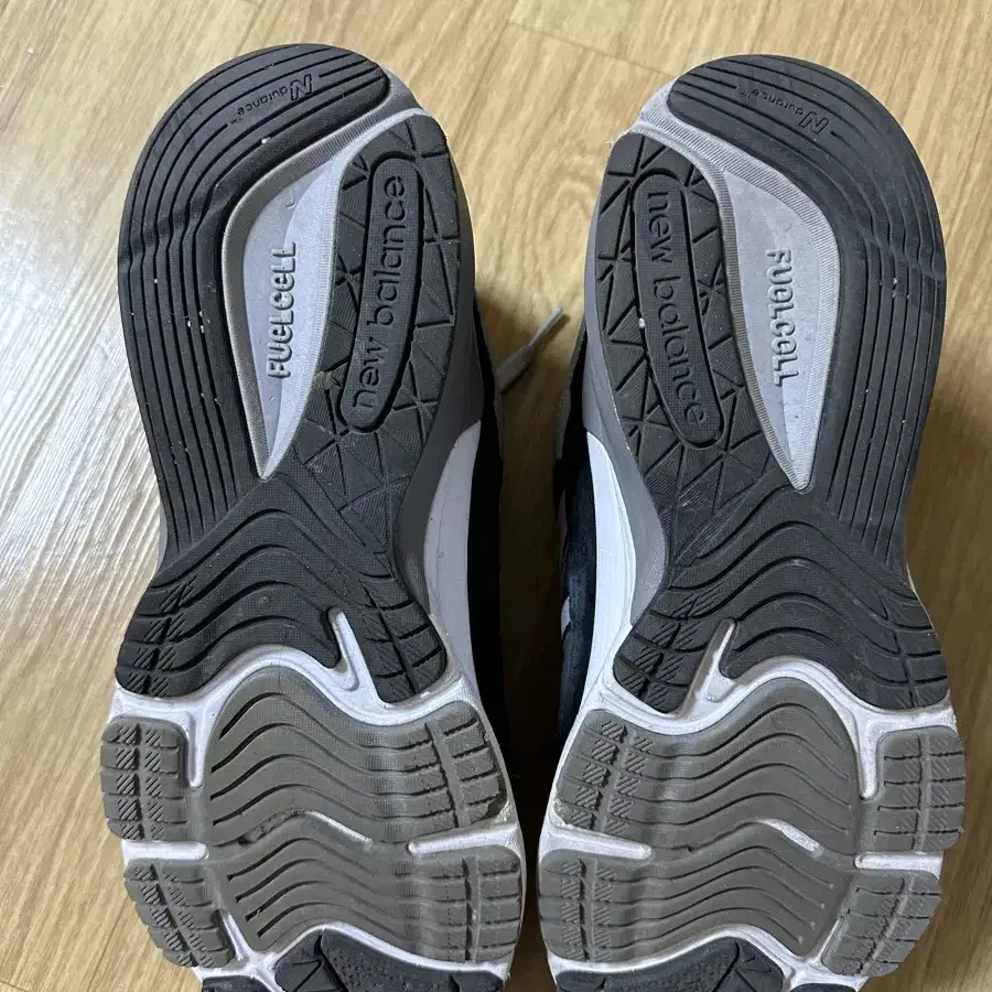 뉴발란스 990V6 블랙화이트 (270)