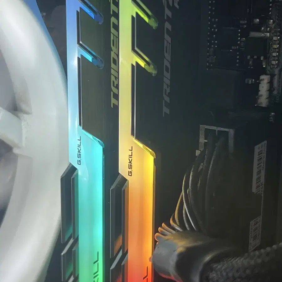 지스킬 DDR4 4400 cl16 16GB 트라이던트Z RGB