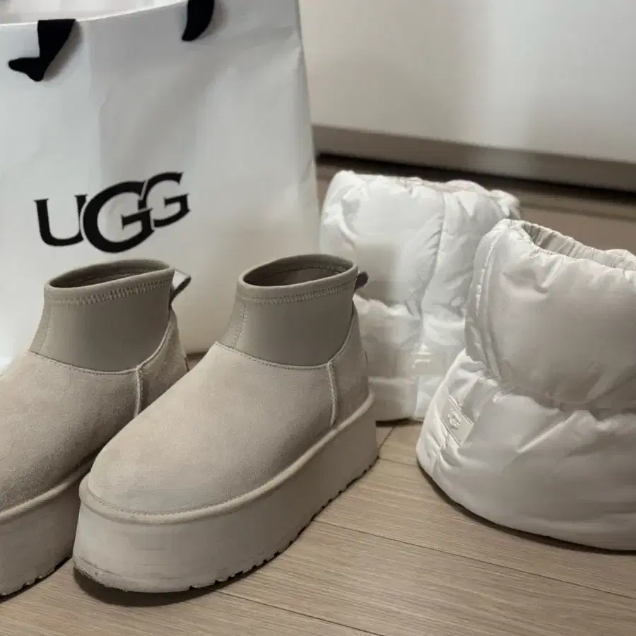 UGG  어그 클래식 미니 디퍼 푸퍼부츠 + 패딩 워머 세트