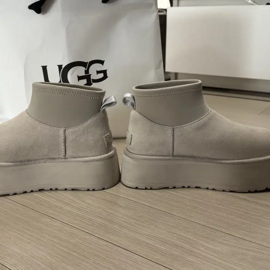 UGG  어그 클래식 미니 디퍼 푸퍼부츠 + 패딩 워머 세트