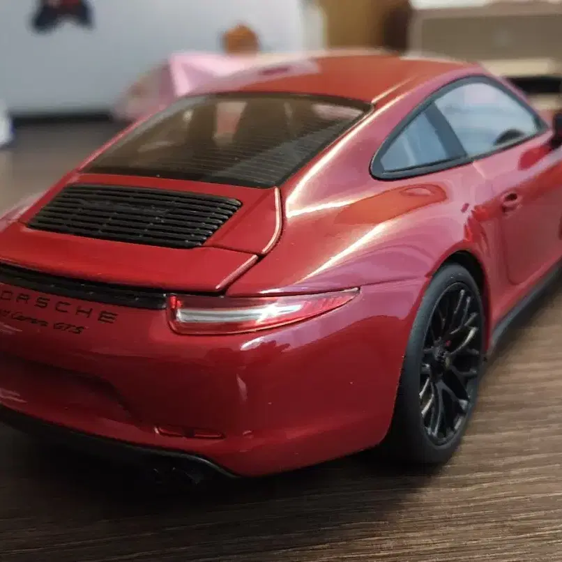 1:18 다이캐스트 포르쉐 911 GTS