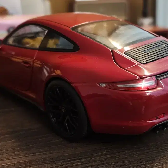 1:18 다이캐스트 포르쉐 911 GTS