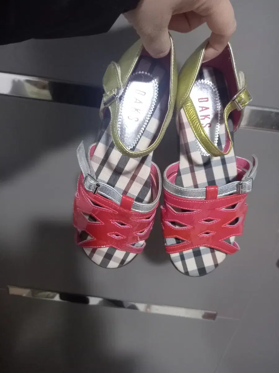 220 Dax Check Sandals