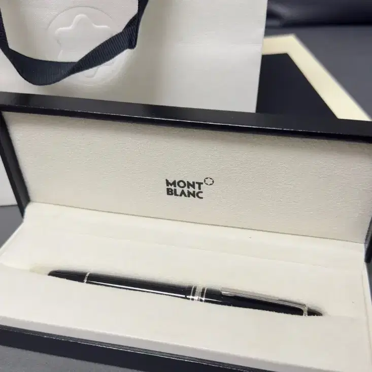 Montblanc 몽블랑    은색. 은빛.   만년필.