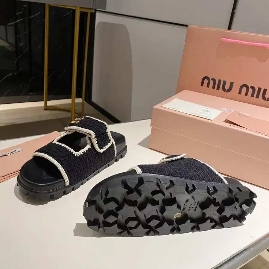 MIU MIU여성 벨크로 양가죽 슬리퍼