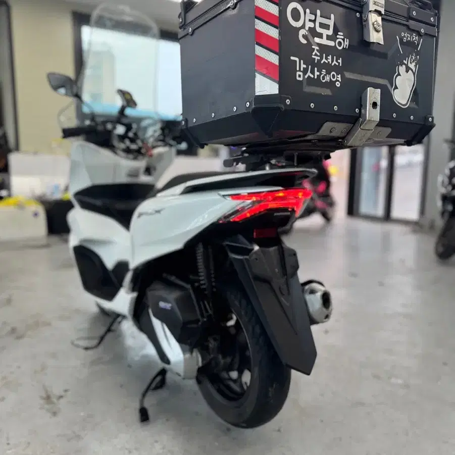 21년식 혼다 PCX125 ABS모델 6만KM 깔끔한 차량 판매합니다.