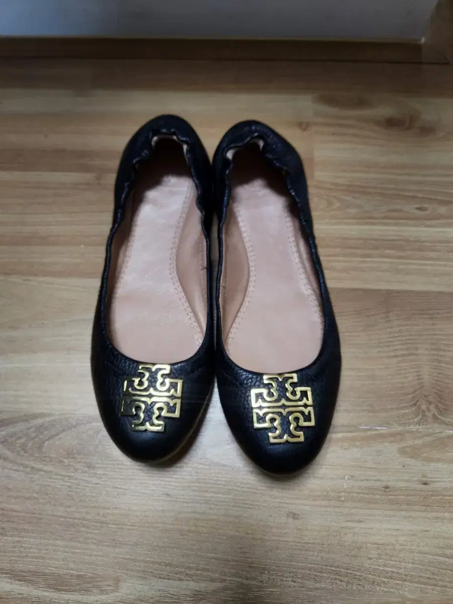 235. (Toribetsu) Natural leather flat shoes with gold buckle