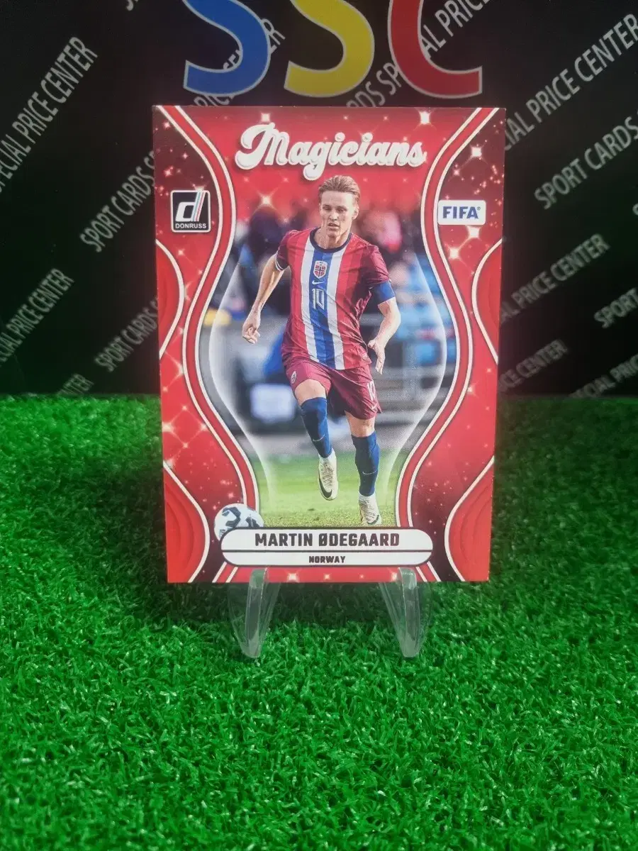 24-25 Panini Donuts Arsenal Martin Odegaard Red Ferrell Insert!!