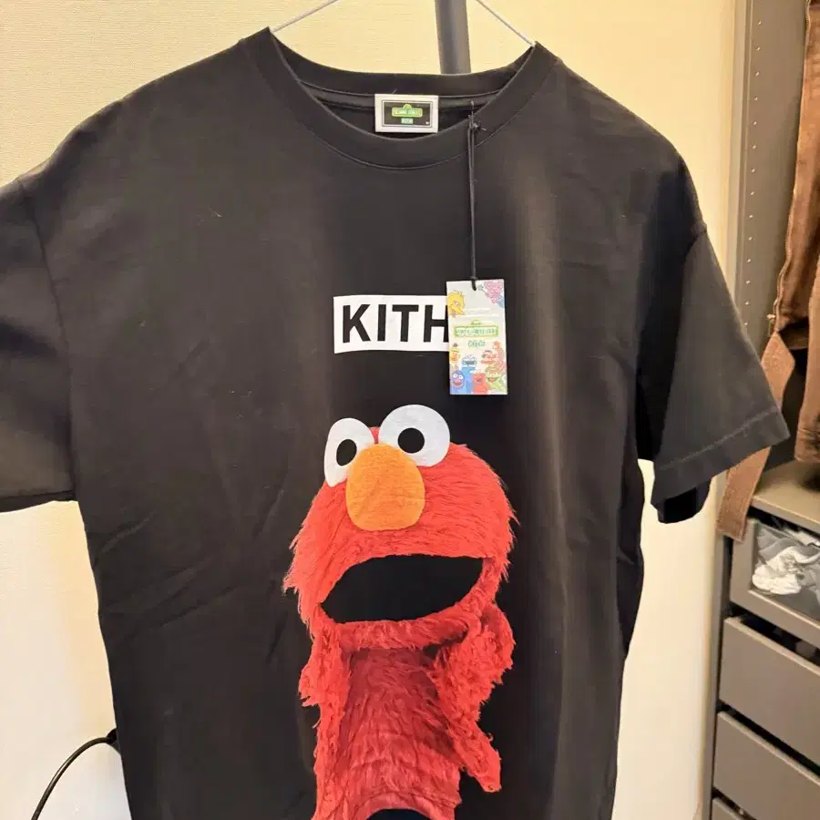 Kith x sesame street elmo 엘모 티셔츠 팝니다