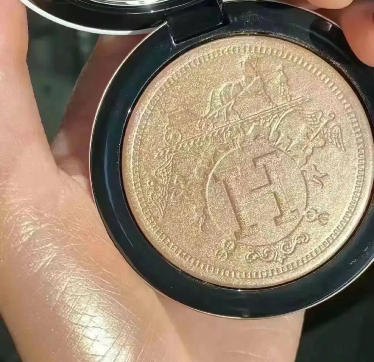 Hermès Clé de Peau Beauté Highlighter Shadow