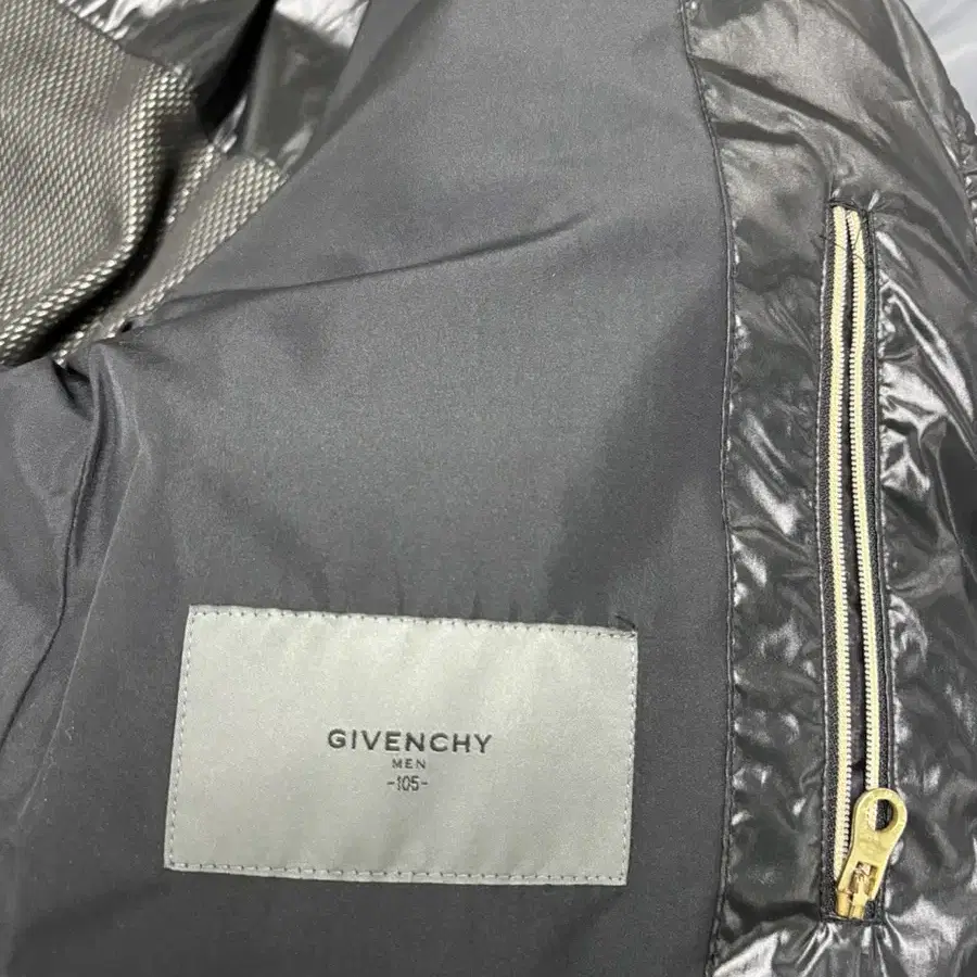 지방시 (GIVENCHY) 글로시 다운105