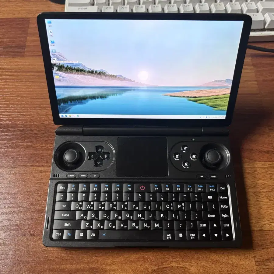 GPD Win Mini 7840 모델 65만원에 판매합니다