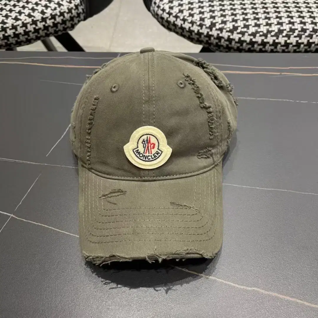 MONCLER 몽클레어 찢어진 스냅백