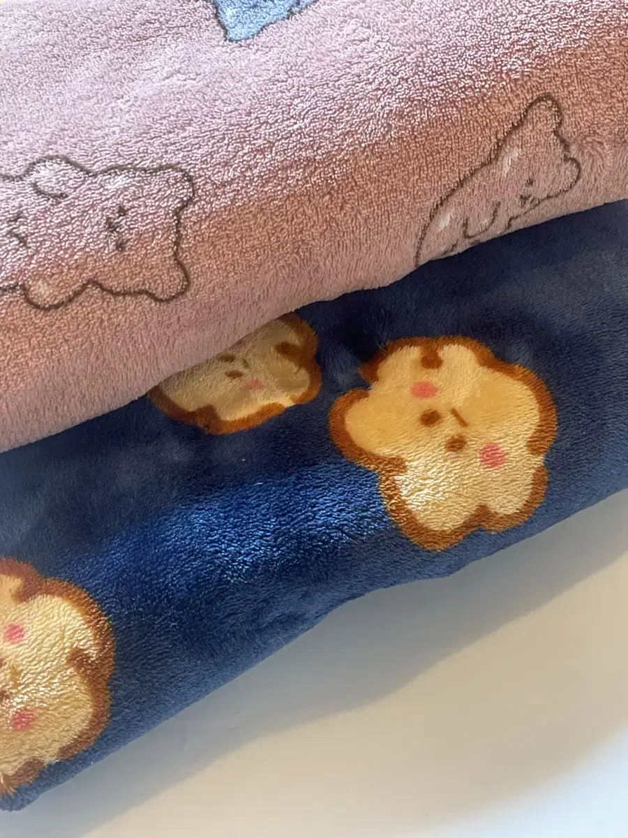 2 knee blankets + mini cushion gift