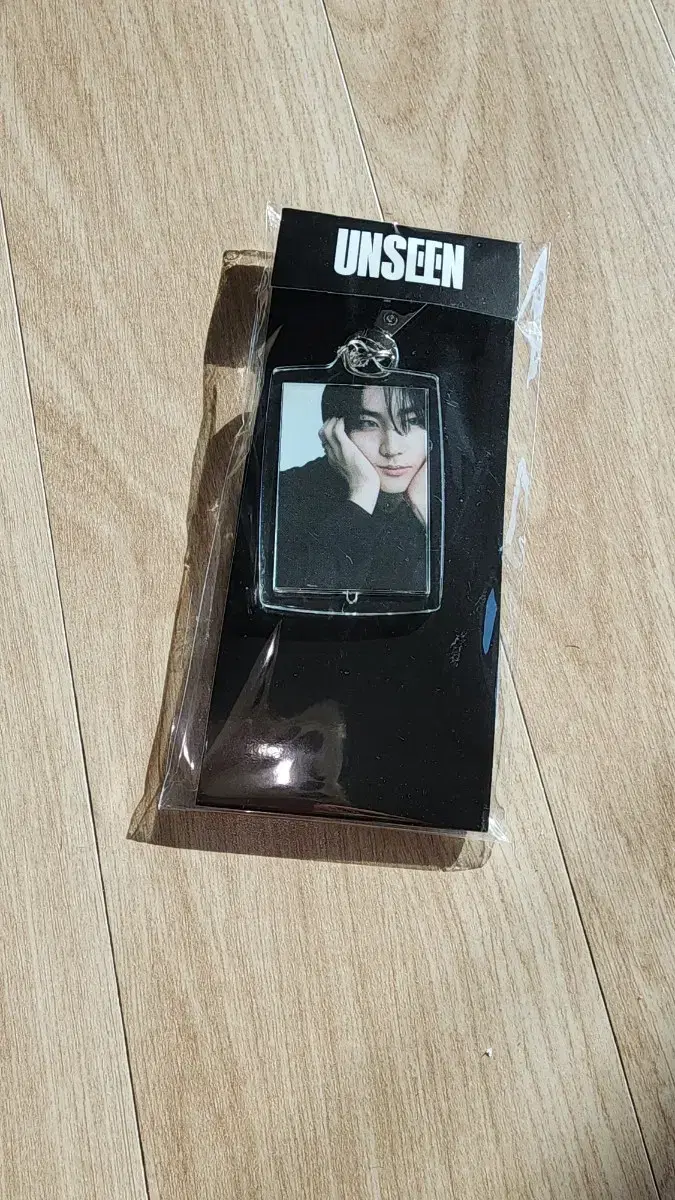 ENHYPE UNSEEN Mini Photo Holder Keyring