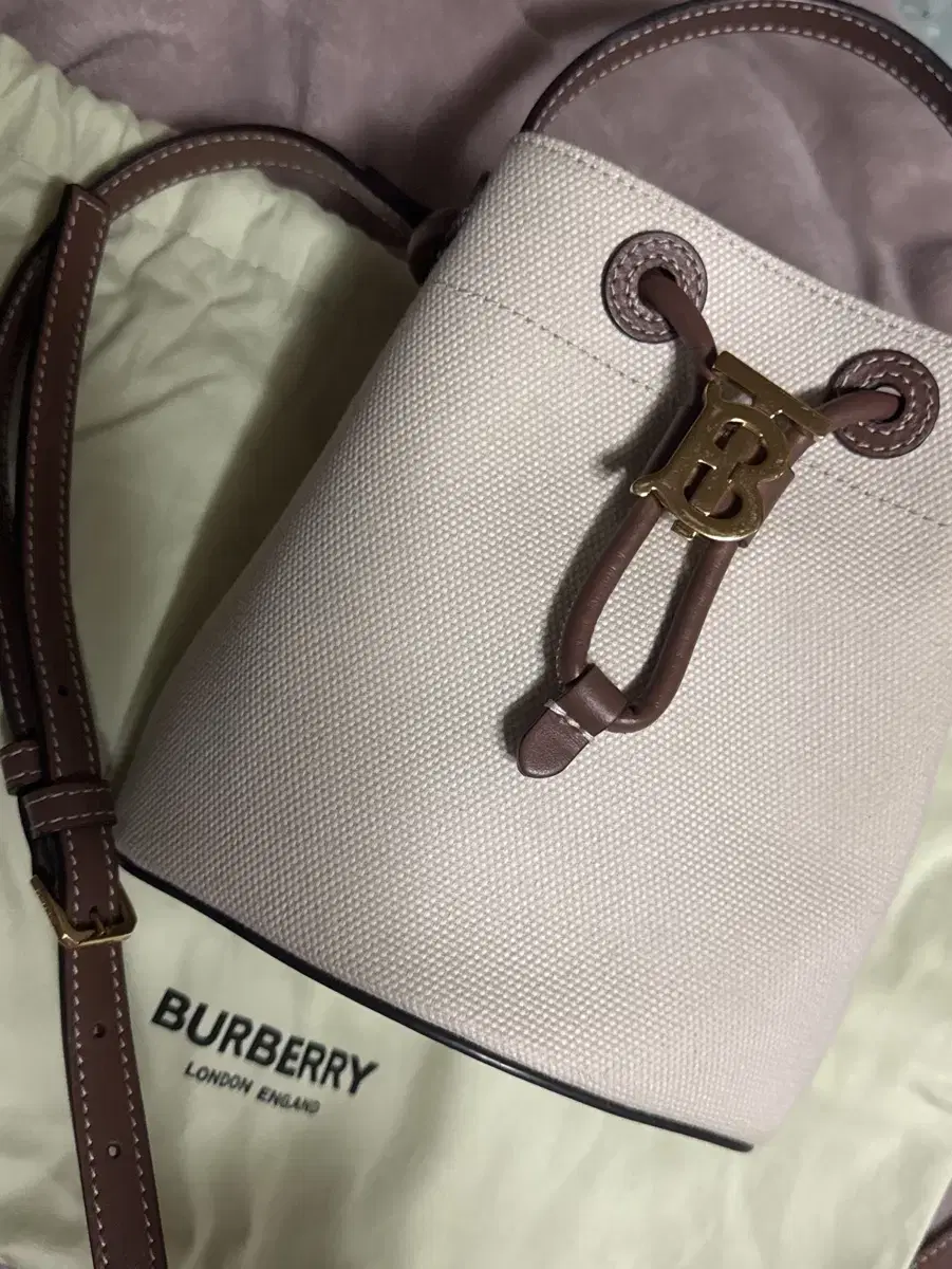 Burberry tb bucket bag