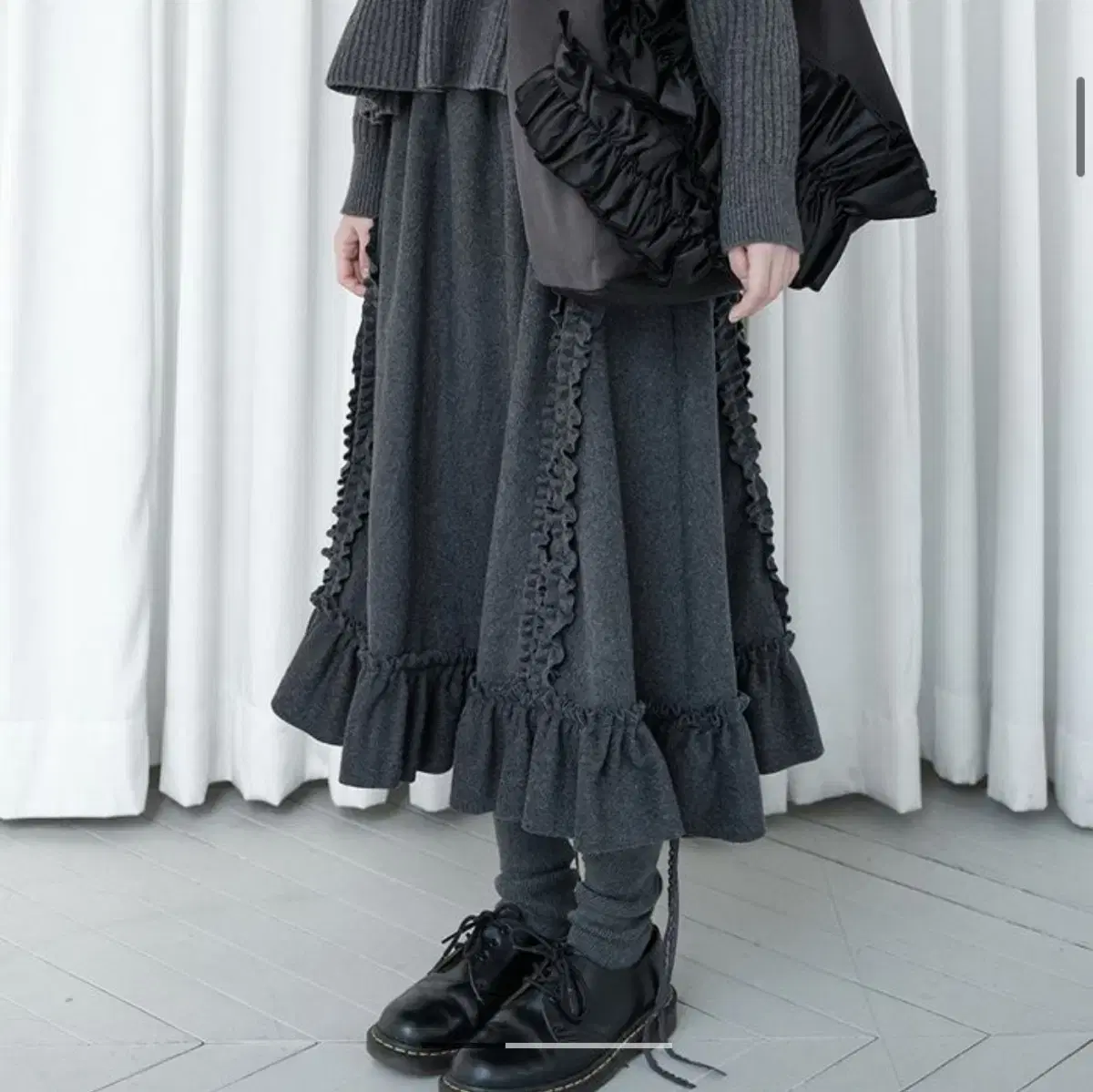 (택0새상품)생긴스튜디오 ruffle wool skirt charcoal