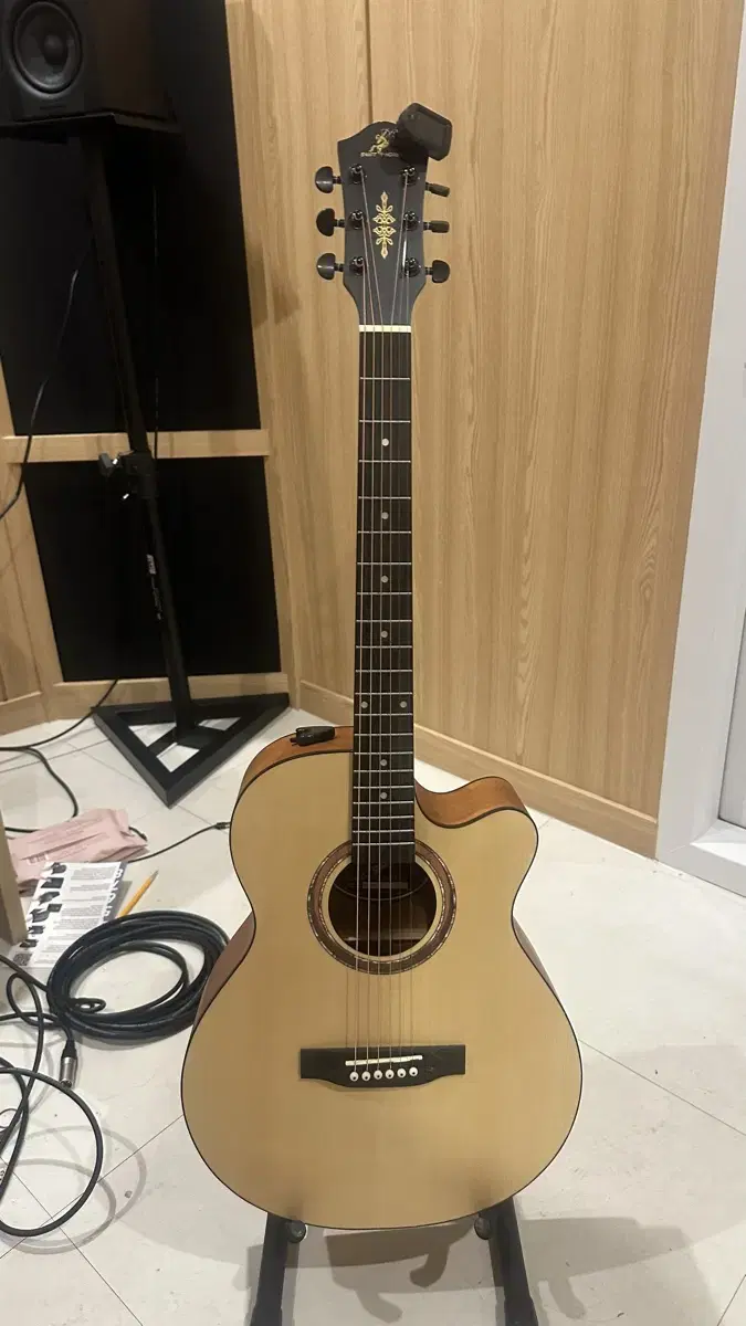 I want to sell the acoustic guitar I bought before taking the entrance exam