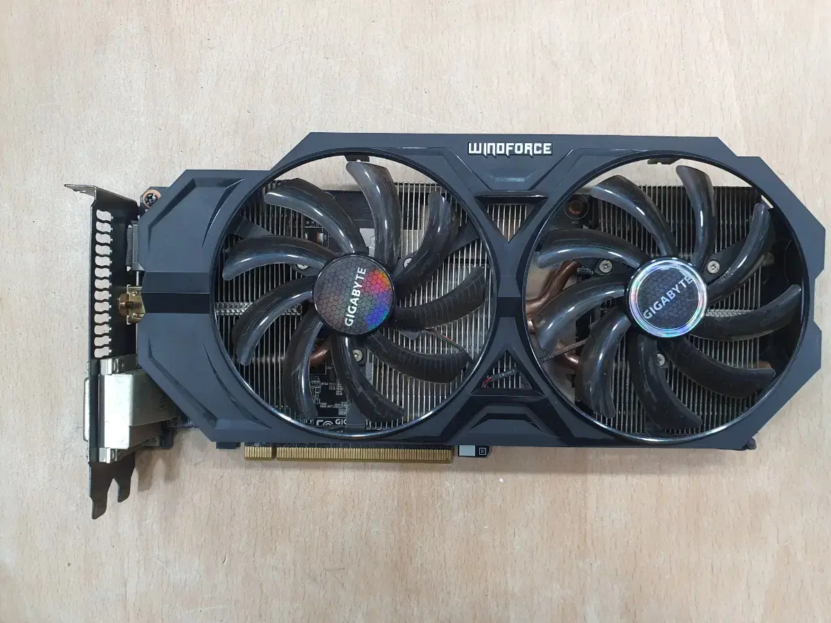 기가바이트 지포스 GTX 760 2G 그래픽카드