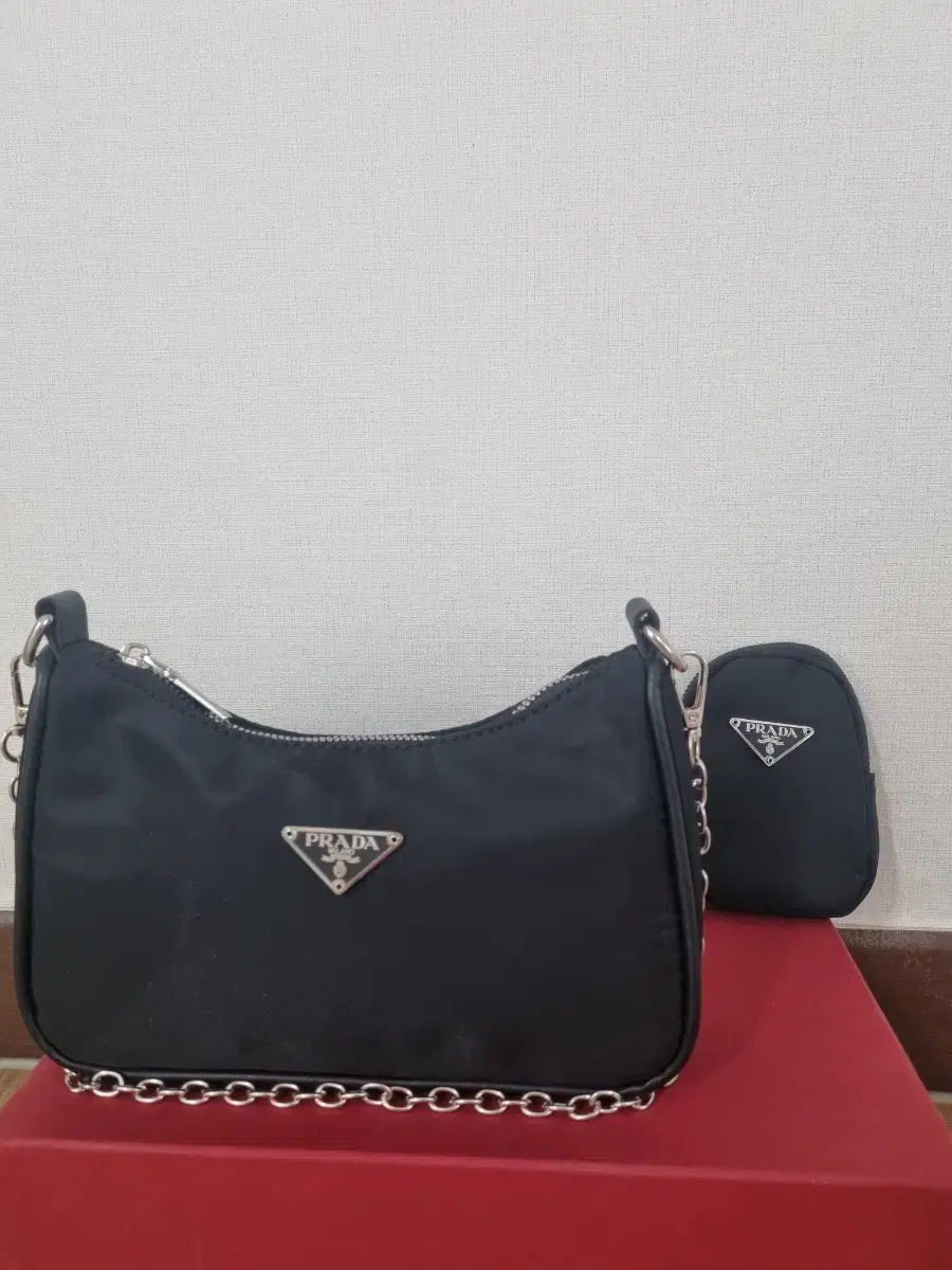 pRADA RIDES RINA LONGBAG