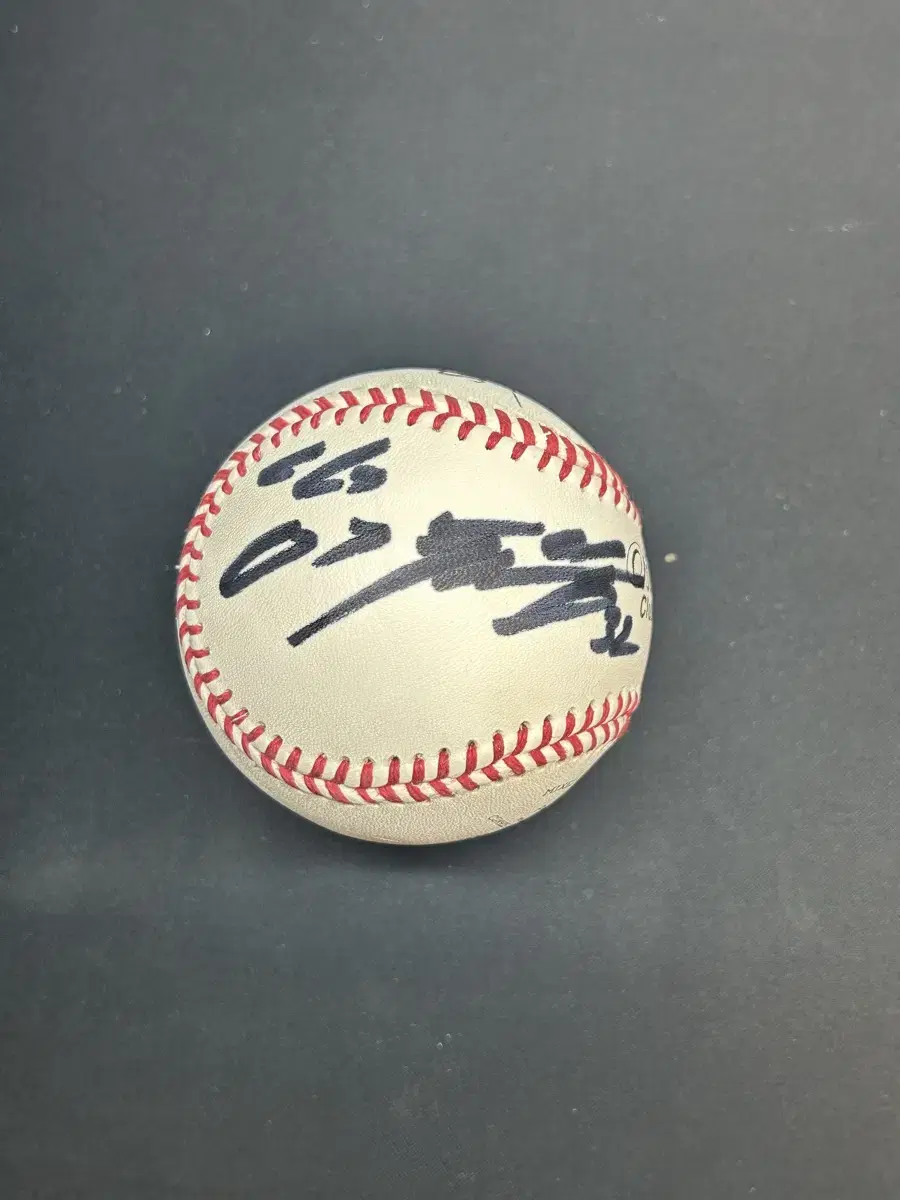 Aljitwins Lee Cheon-woong autographed ball