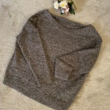 투모 롤랜드스웨터