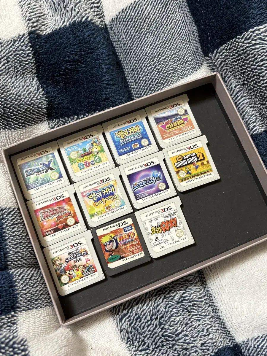 Nintendo 3DS console, charger, and Nintendo 3DS Game Card (11 pieces)