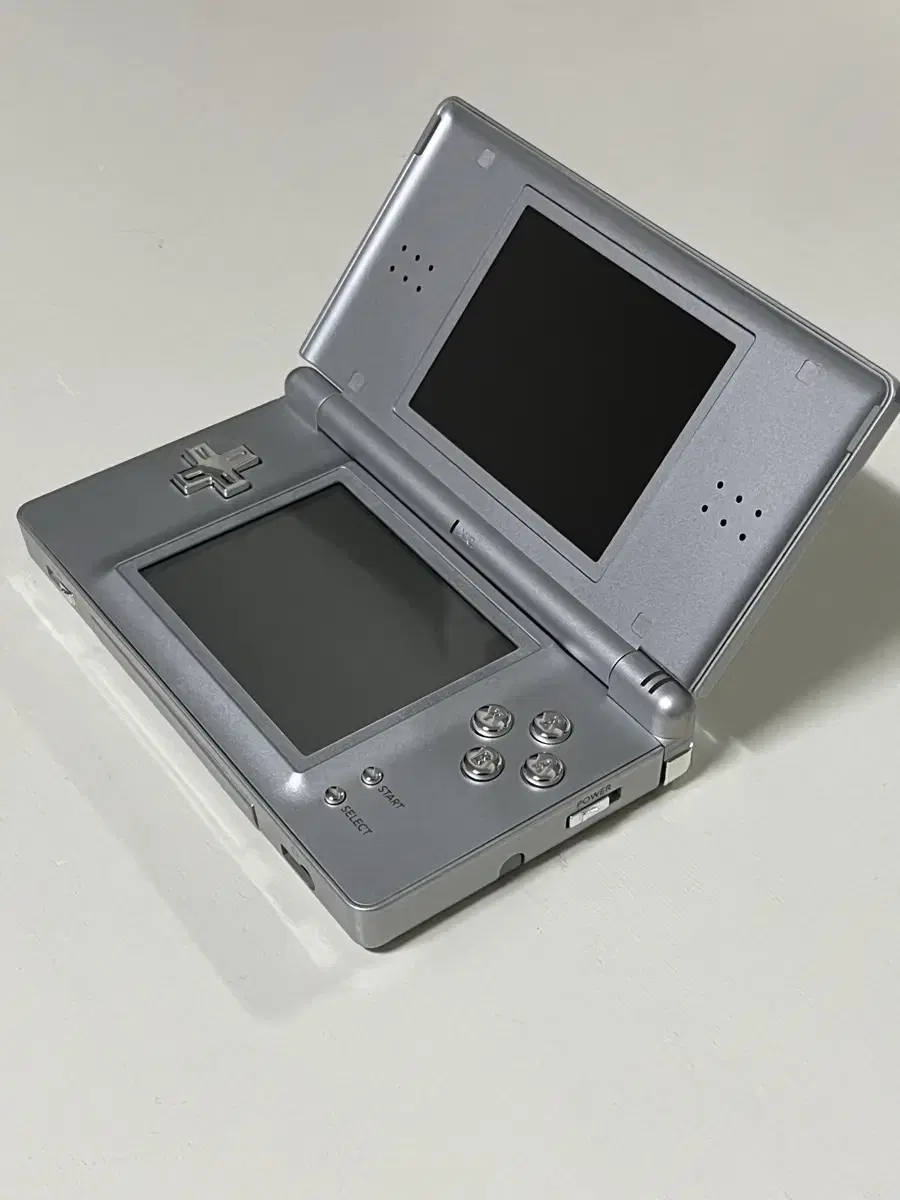 S급 닌텐도 ds lite 정품 실버(버튼 커스텀) 팝니다.