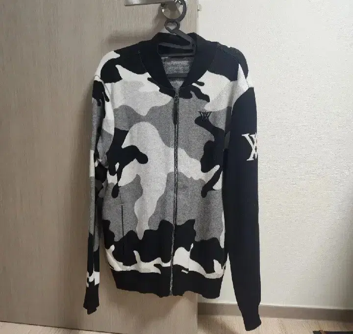 New Men's Zip-Up L