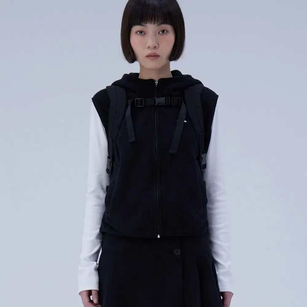 미세키서울 Hoodie zip-up vest BLACK