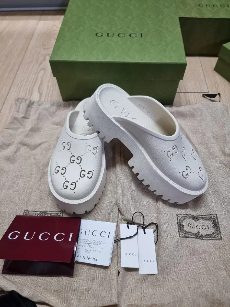 GUCCI (W) 구찌 플랫폼 퍼포레이티드 G 샌들 화이트