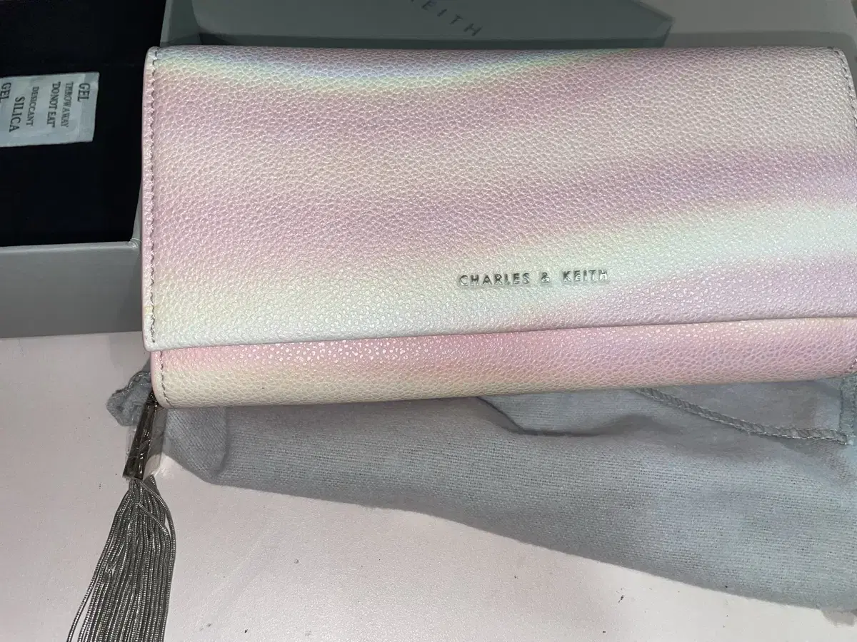 New product) We are selling Charles & Keith gradient long wallet that has not been released in Korea :)