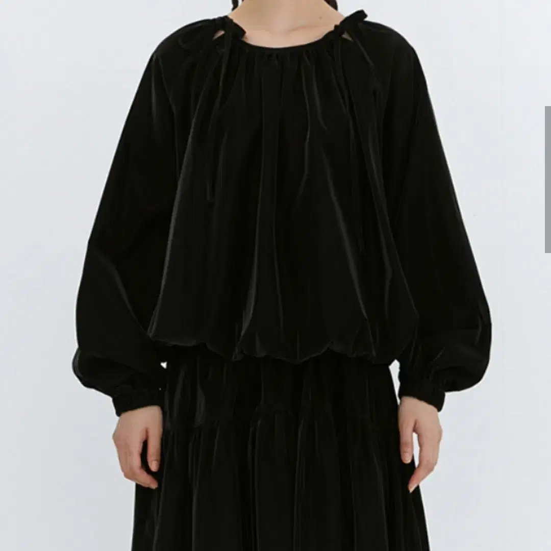 GLOSSY TWILL STRING BLOUSE (BLACK)