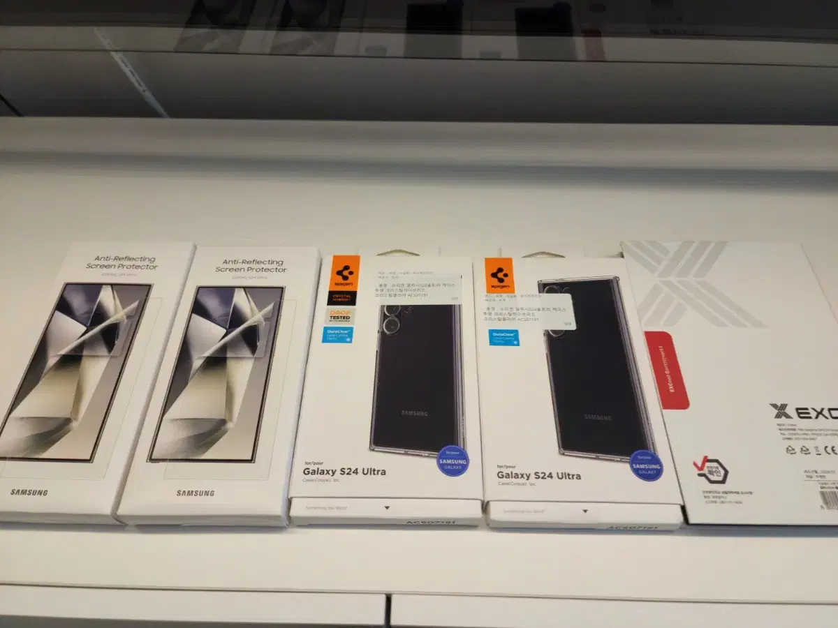 I'm selling two genuine Galaxy S24 Ultra films, two Spigen cases, and no rear film.