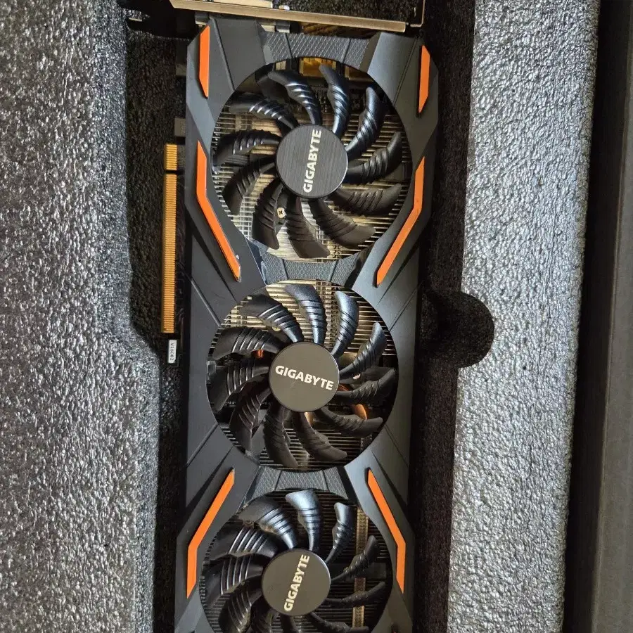 기가바이트 gtx1080 8g 팝니다.