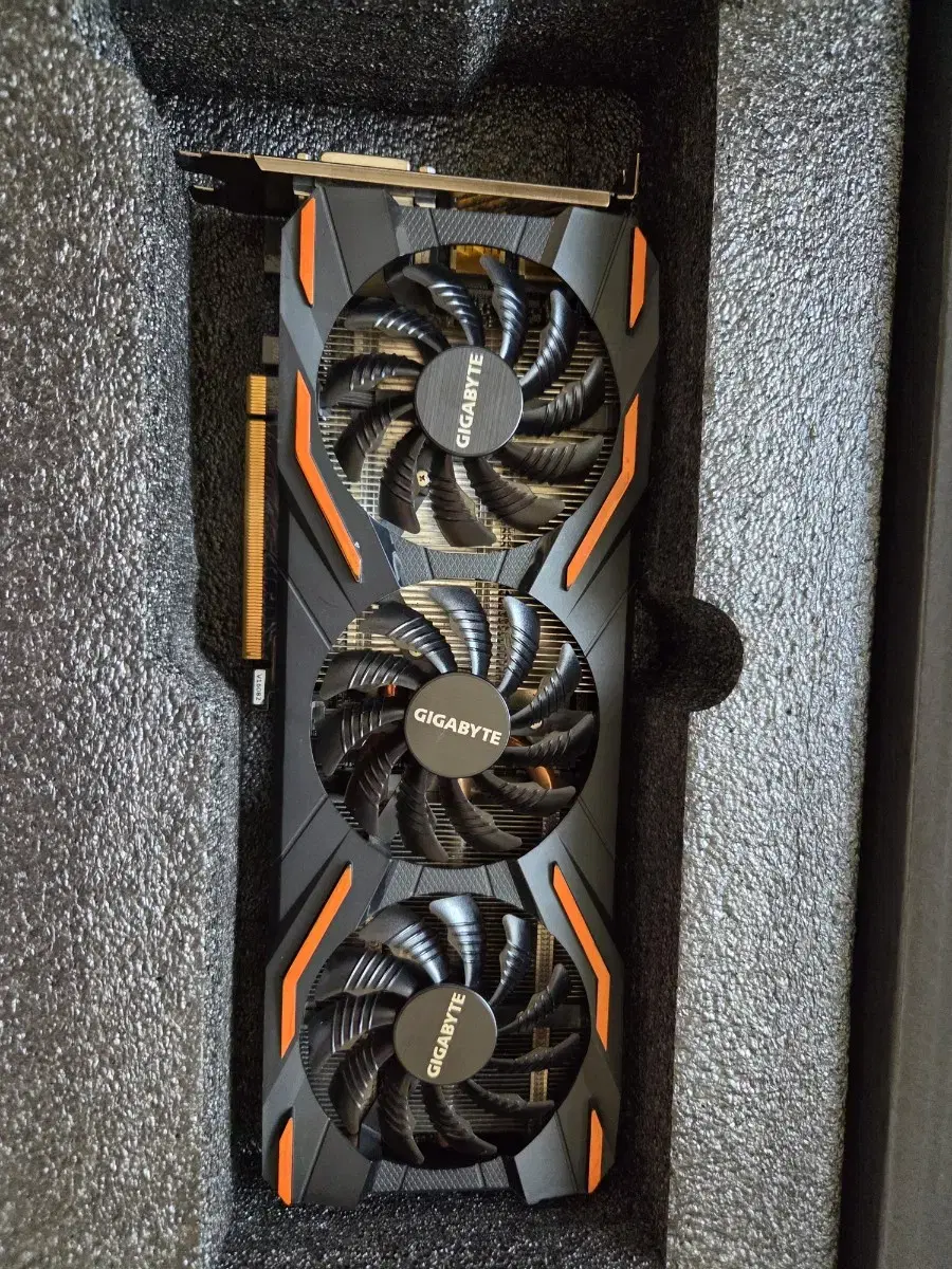 기가바이트 gtx1080 8g 팝니다.