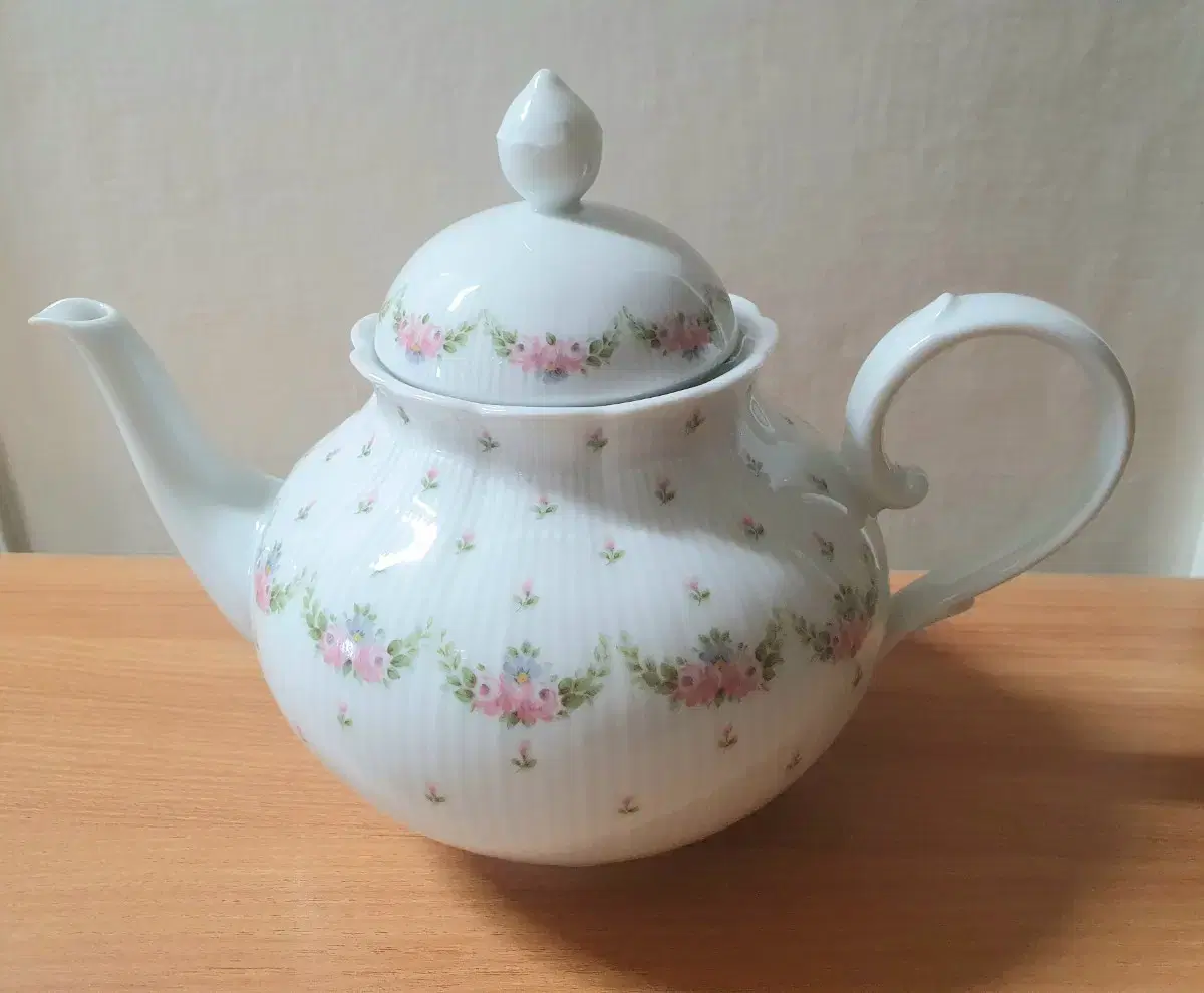 Kaiser Romantica Teapot
