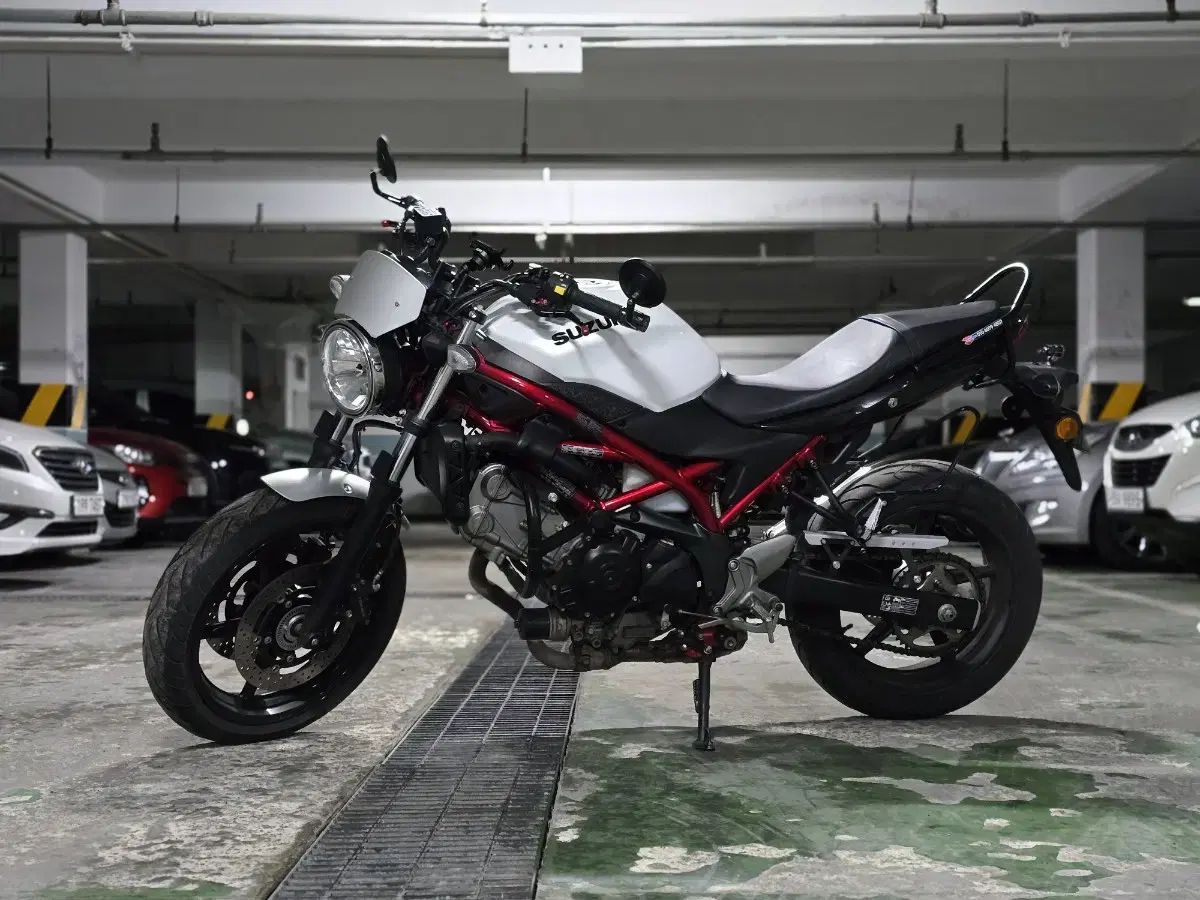 스즈키 2021 SV650 화이트