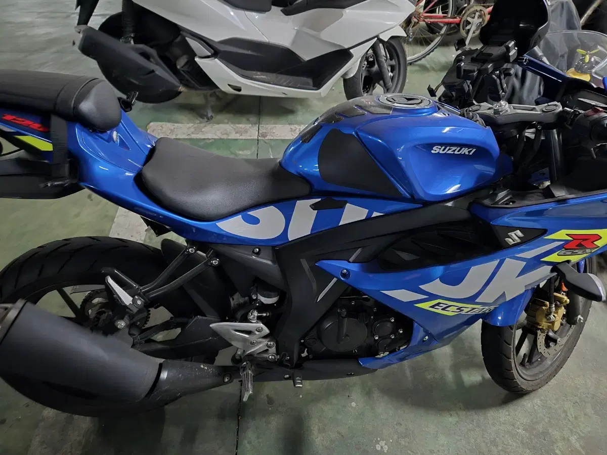 스즈키 gsxr125 23년식 판매합니다