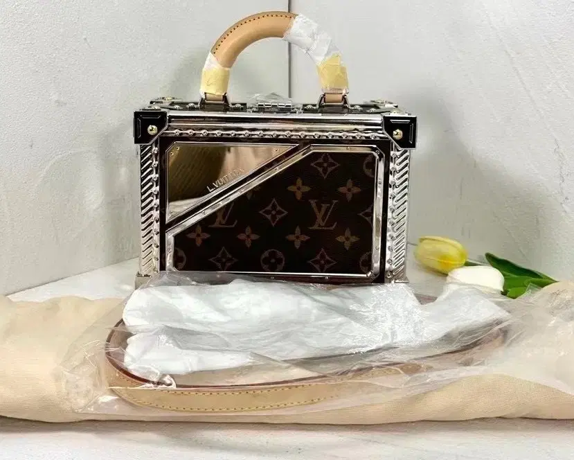 미개봉 정품 LOUIS VUITTON 루이비통 쁘띠 발리즈