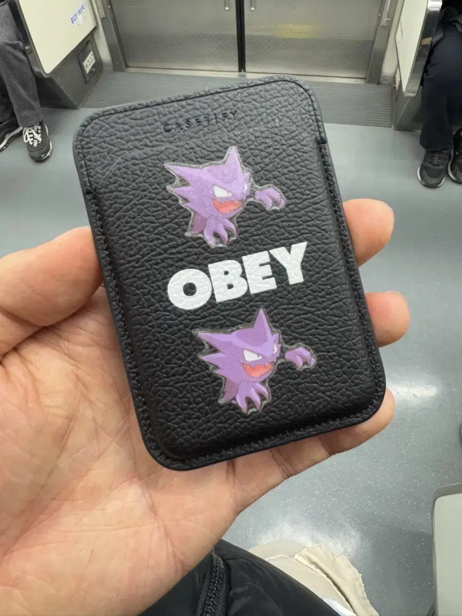 obey x casetify 맥세이프 지갑