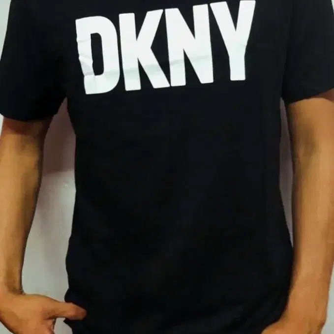 DKNY  빅로고 반팔 티셔츠