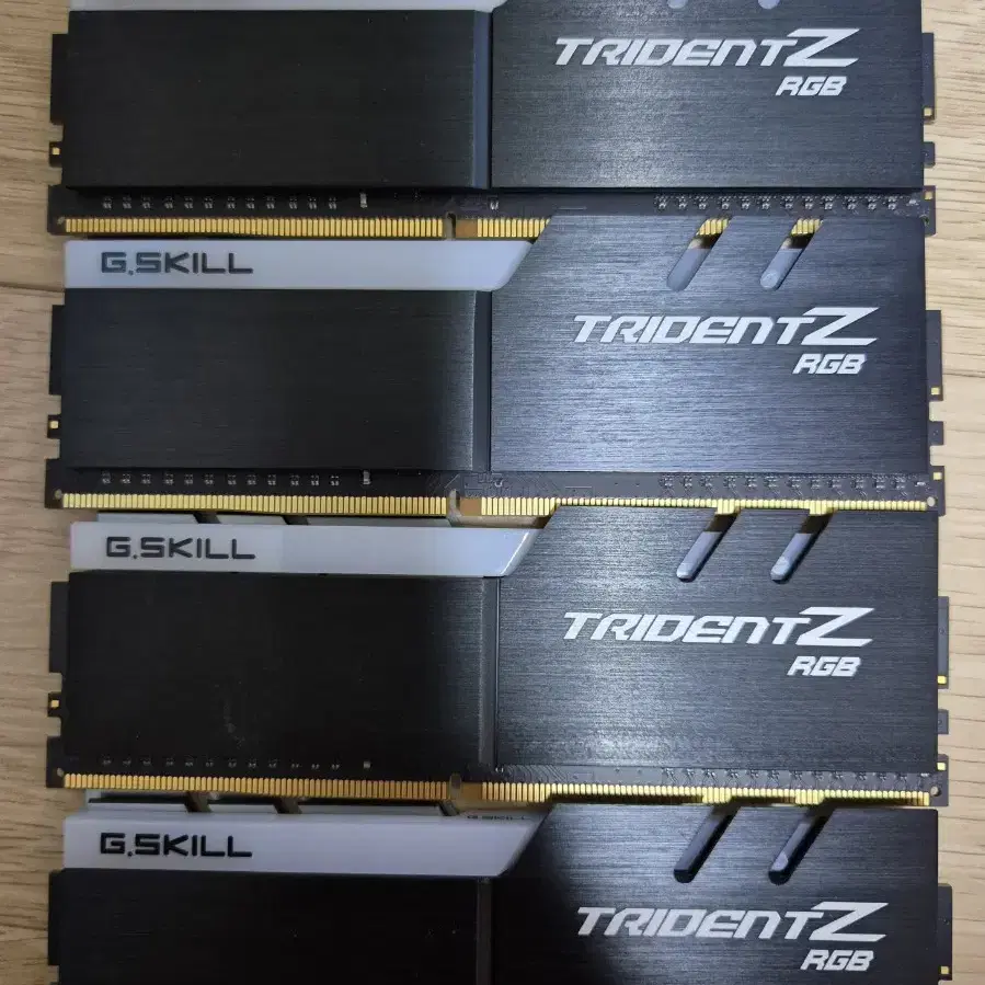 지스킬 트라이던트z rgb ddr4 3200 8x4 32g 팝니다